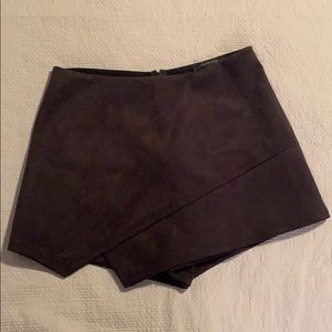 NWT Solemio Los Angeles black suede skort